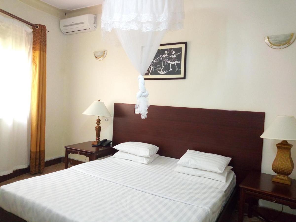 Peniel Beach Hotel Entebbe Exteriör bild